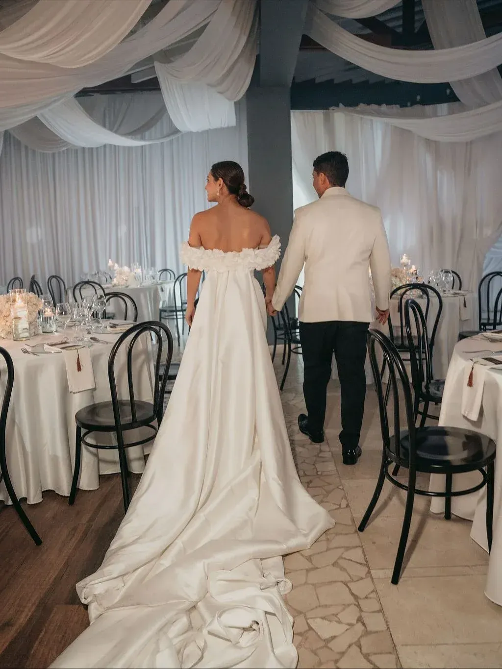 Novios ingresando al salón principal en bodas en Manizales, evento social en centro de convenciones en Manizales con ambientación clásica.