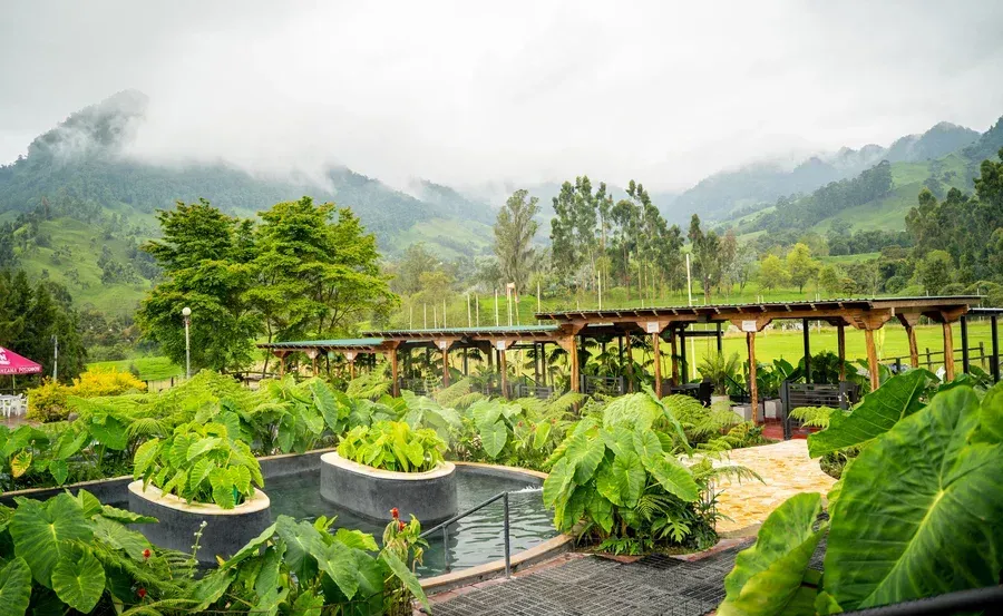 Termales cerca a Manizales rodeados de naturaleza y montañas verdes en el Hotel Termales El Otoño.