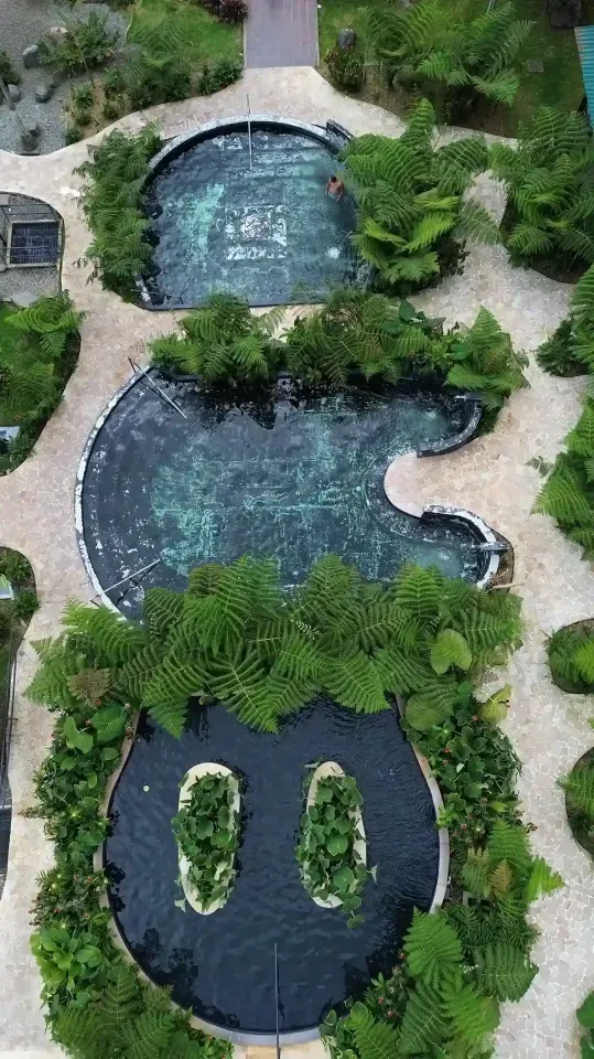Piscinas de aguas termales en Termales El Otoño, uno de los hoteles termales más tradicionales de Colombia, rodeado de jardines y montañas.
