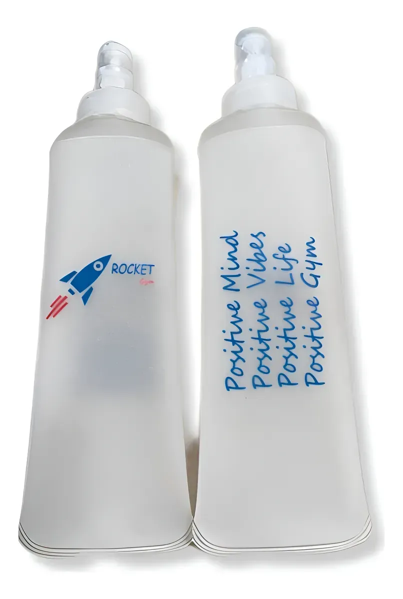 Dos botellas de agua blancas con el logotipo de un cohete azul y rojo y un texto motivacional.