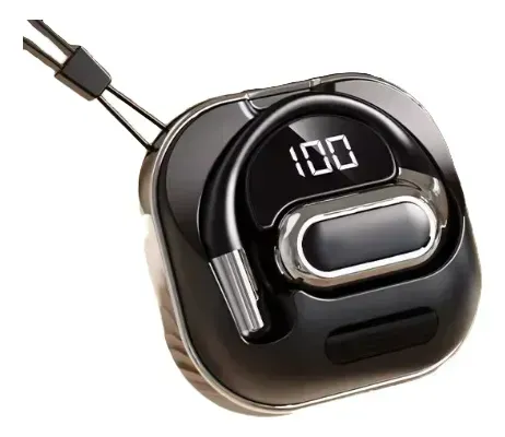 Cargador de coche negro y plateado con pantalla digital de nivel de batería que muestra el 100%.