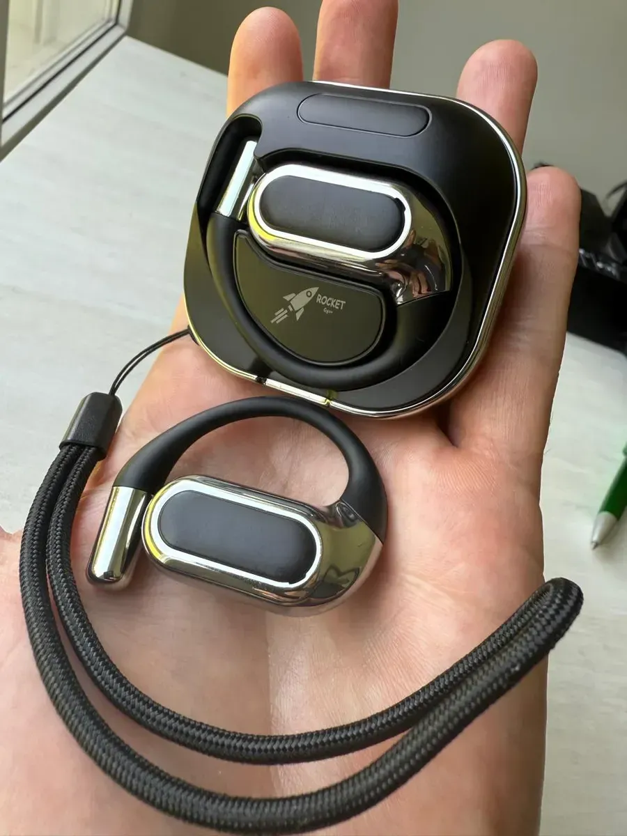 Cargador de coche negro y plateado con pantalla digital de nivel de batería que muestra el 100%.