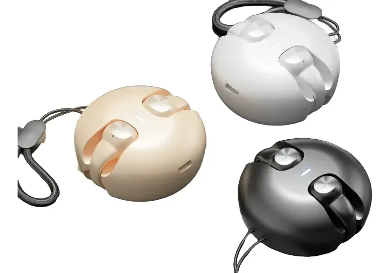 Tres ratones de ordenador esféricos en color beige, blanco y gris, cada uno con botones y una correa para la muñeca.