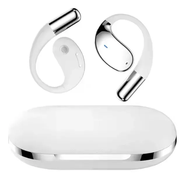 Auriculares inalámbricos blancos con estuche de carga; diseño de gancho para la oreja, detalles plateados.