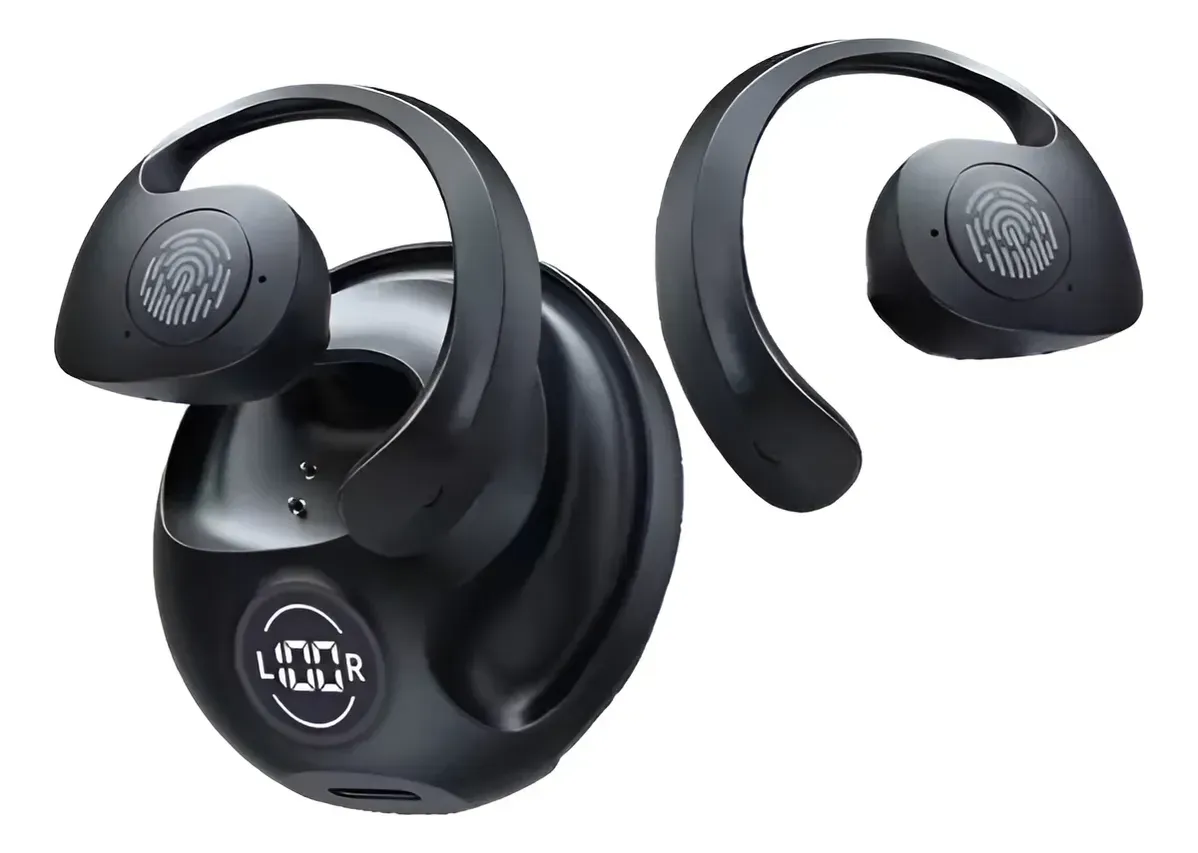 Auriculares inalámbricos negros con estuche de carga; los auriculares tienen ganchos para la oreja.