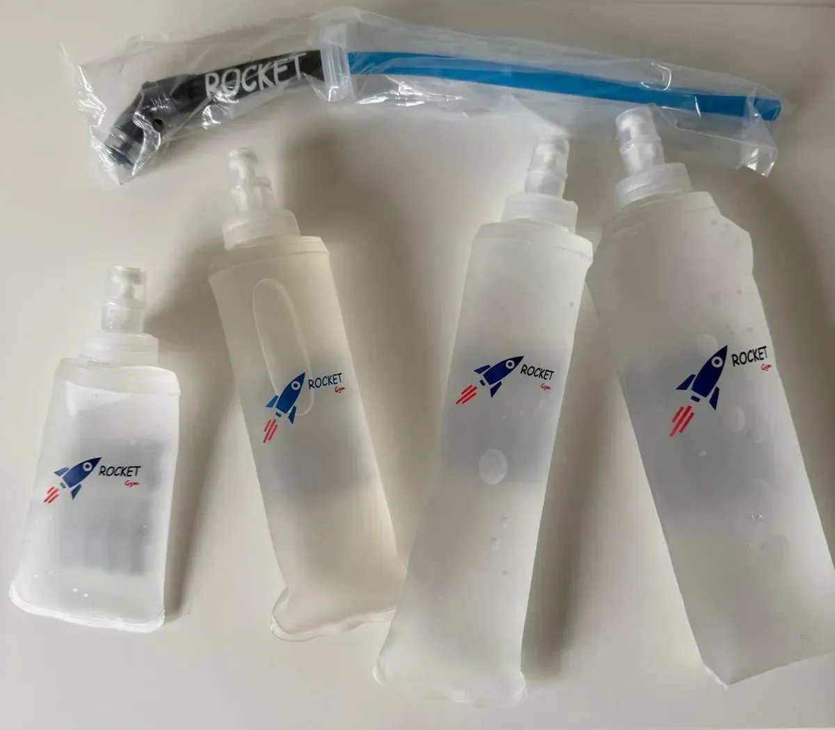 Un palo de alineación de golf Rocket azul y negro empaquetado.