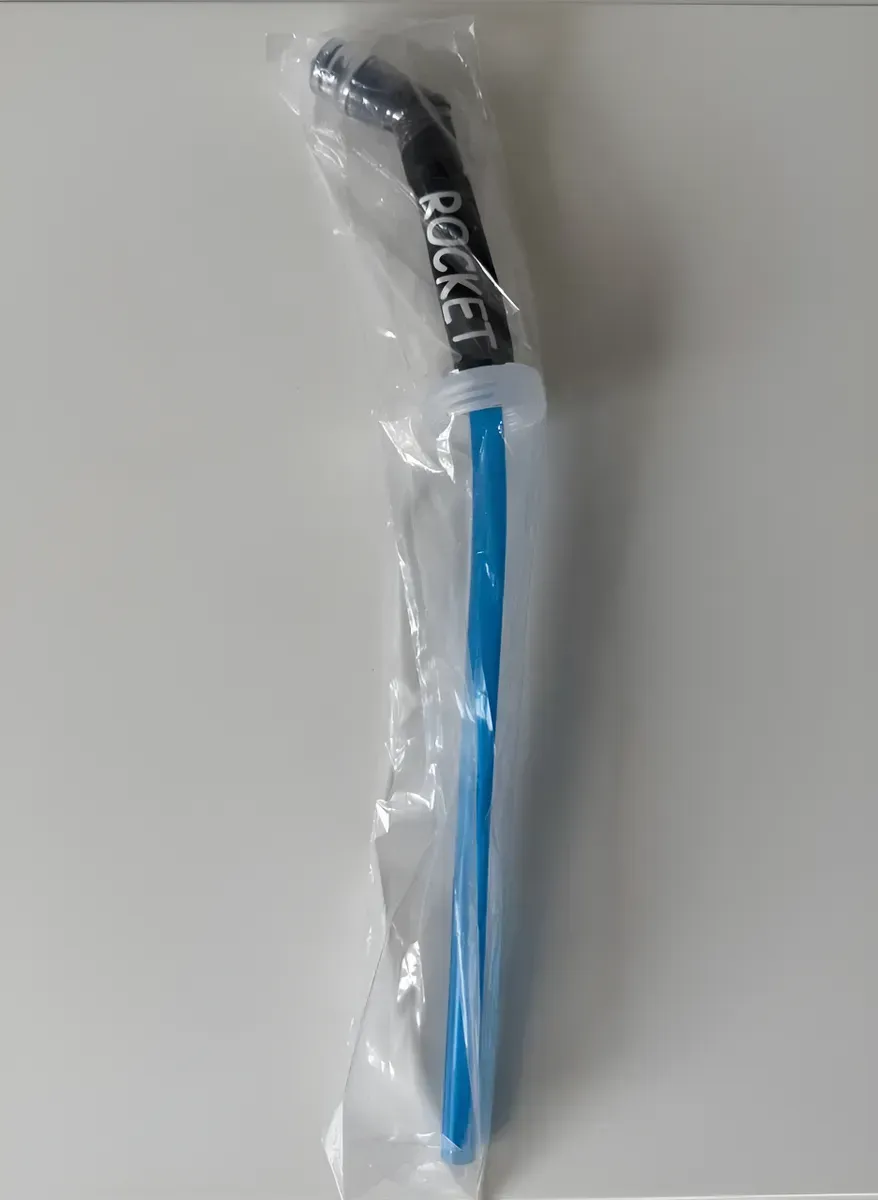 Un palo de alineación de golf Rocket azul y negro empaquetado.