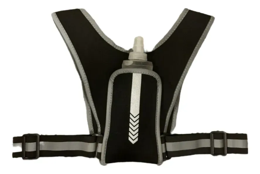 Hombre que lleva un arnés de pecho negro con ribete gris reflectante y un bolsillo central.