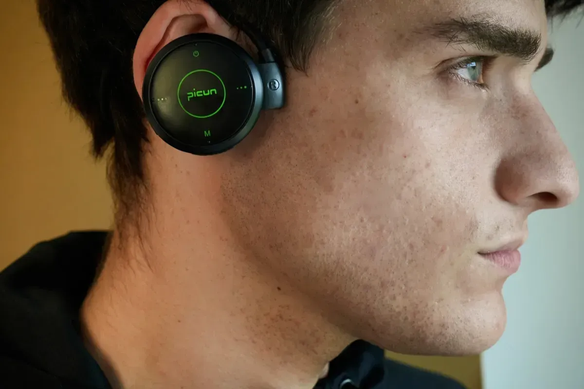 Auriculares inalámbricos de conducción ósea Picun negros.