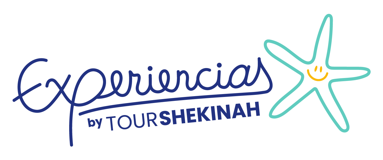 Logotipo de Experiencias by Tourshekinah con texto en letra cursiva azul e icono de estrella de mar turquesa sobre fondo blanco.