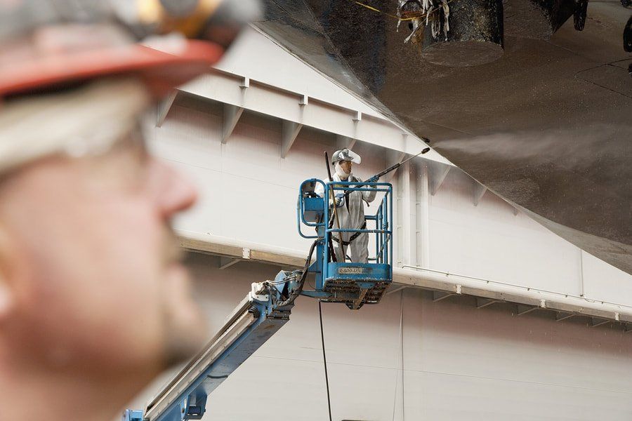 a picture of an expert doing soda blasting.