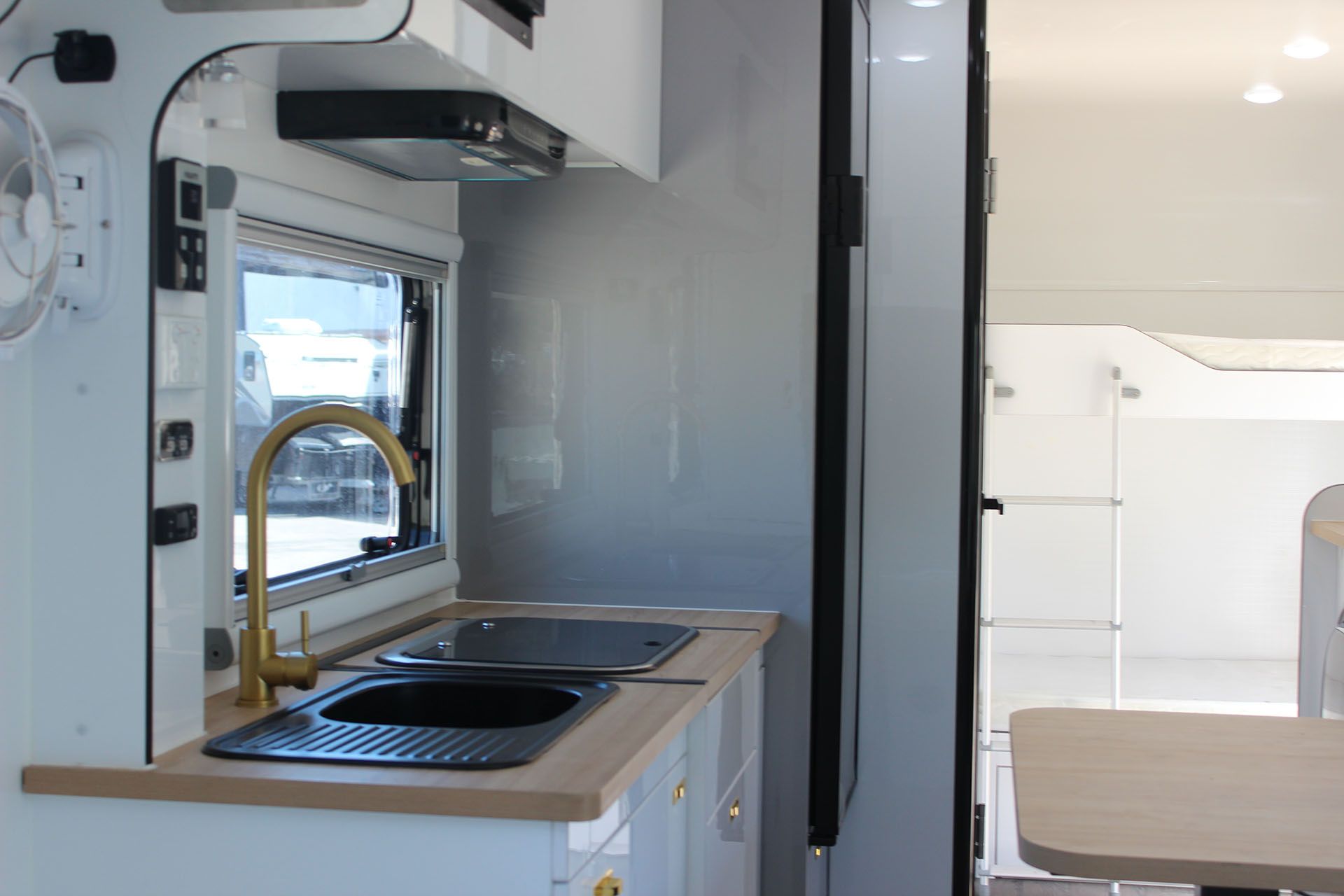 Oz Star Cockatoo kitchen area