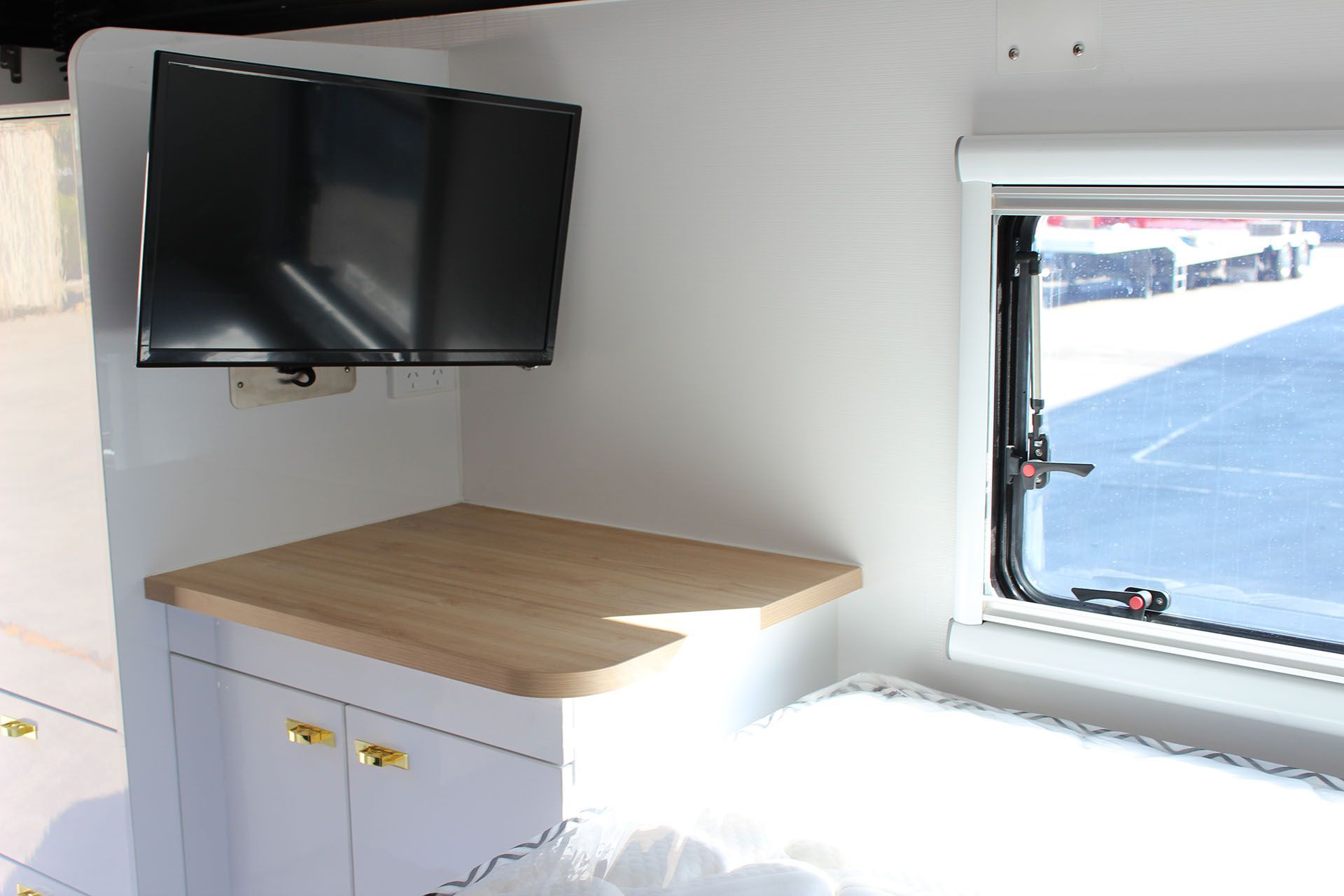 Quokka interior - TV and countertop