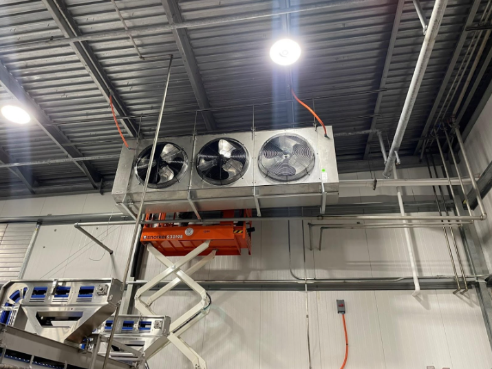 A ceiling fan is hanging from the ceiling of a building.