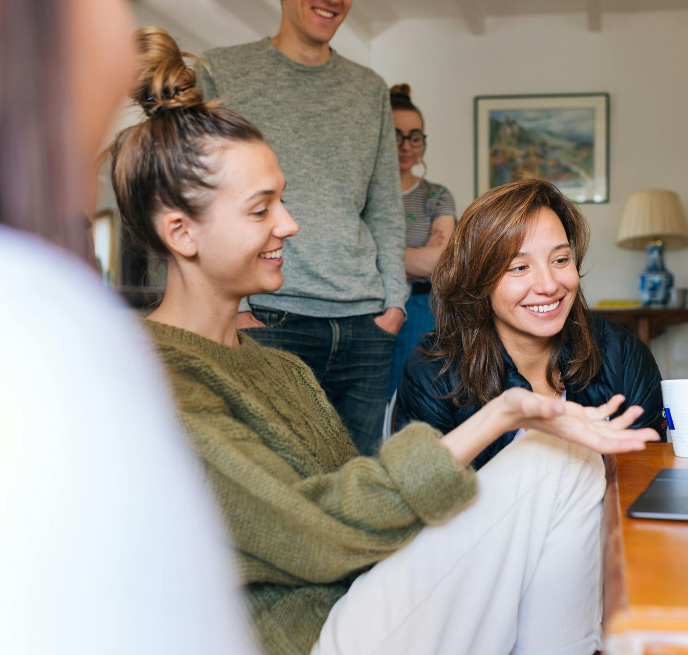 Femme sur un tapis bleu en position de table, étendant une jambe vers l'arrière.