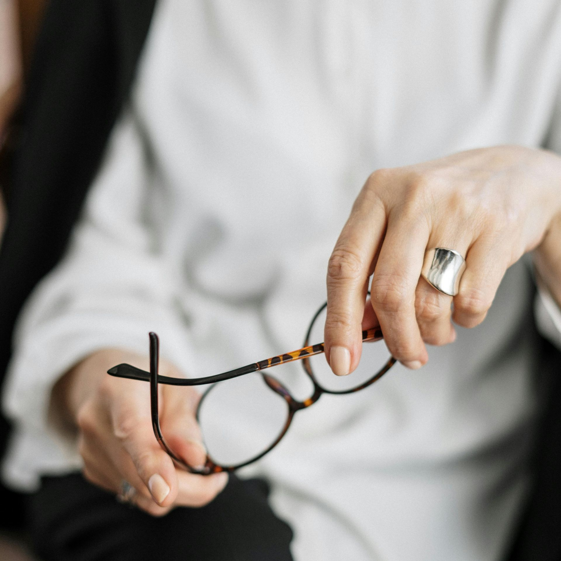 Femme sur un tapis bleu en position de table, étendant une jambe vers l'arrière.