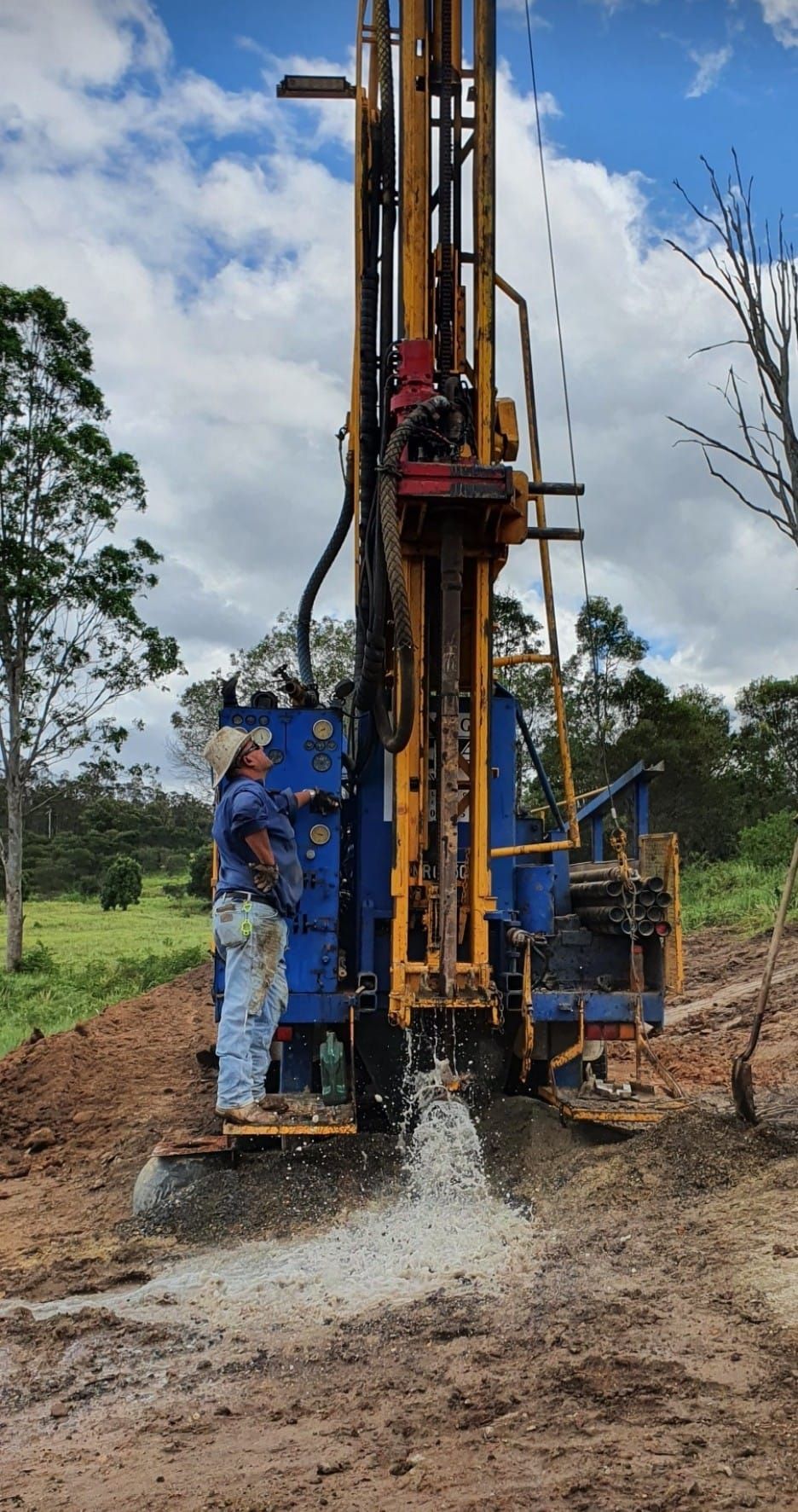 Drilling Rig in Operation on a Brown Field — NRG Drilling in Calico Creek, QLD