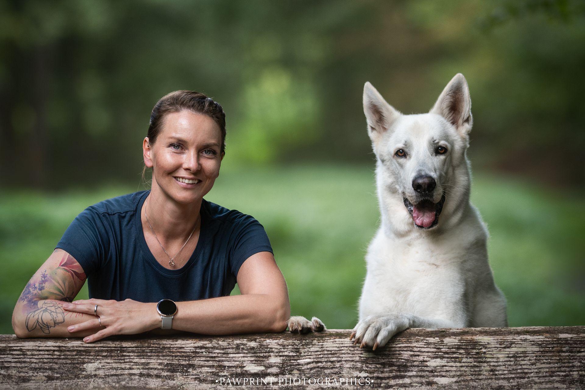 Ramona Houscht und weißer Schäferhund Jimmy blicken fröhlich in die Kamera
