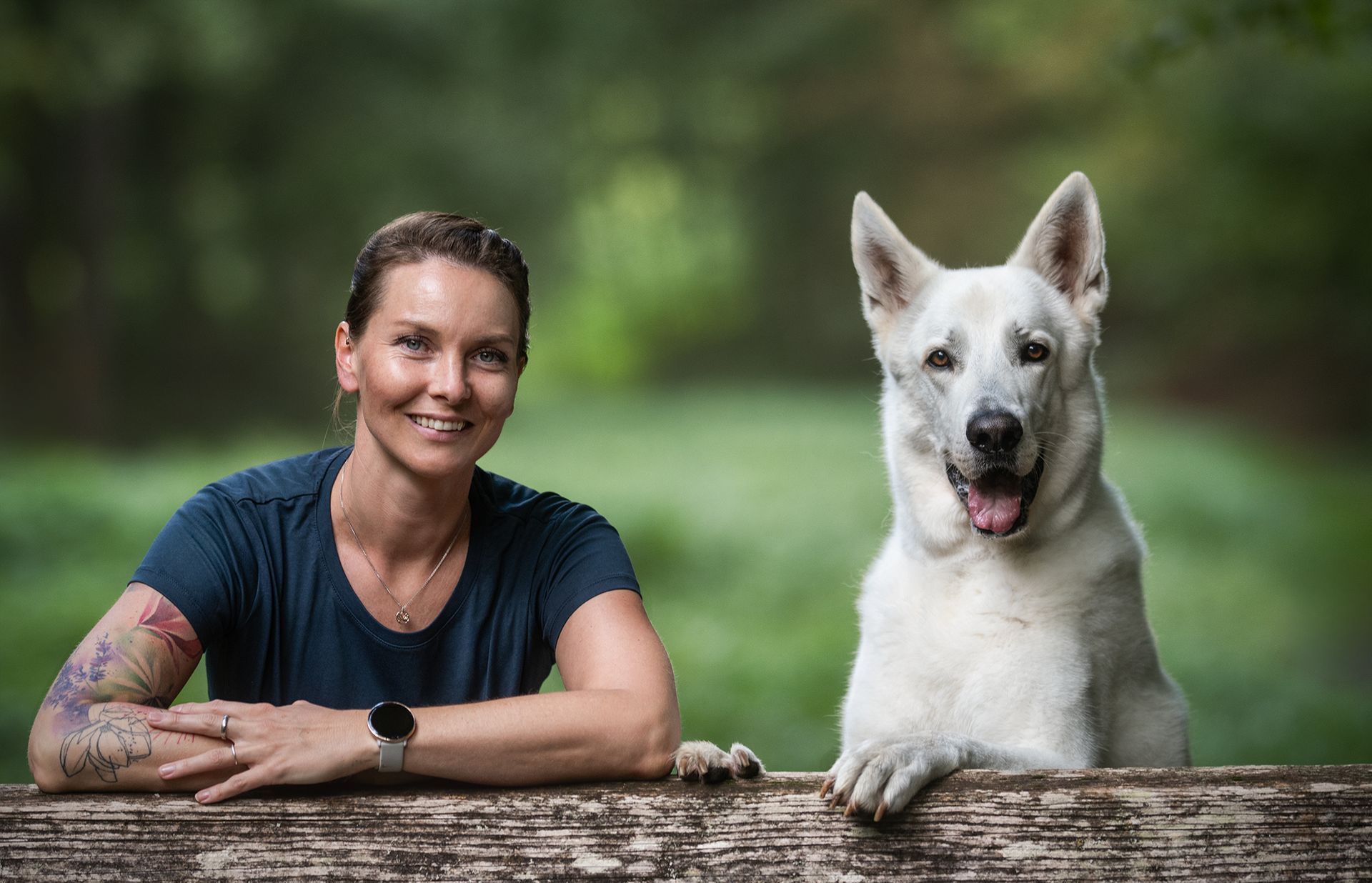 Ramona Houscht und weißer Schäferhund Jimmy blicken fröhlich in die Kamera