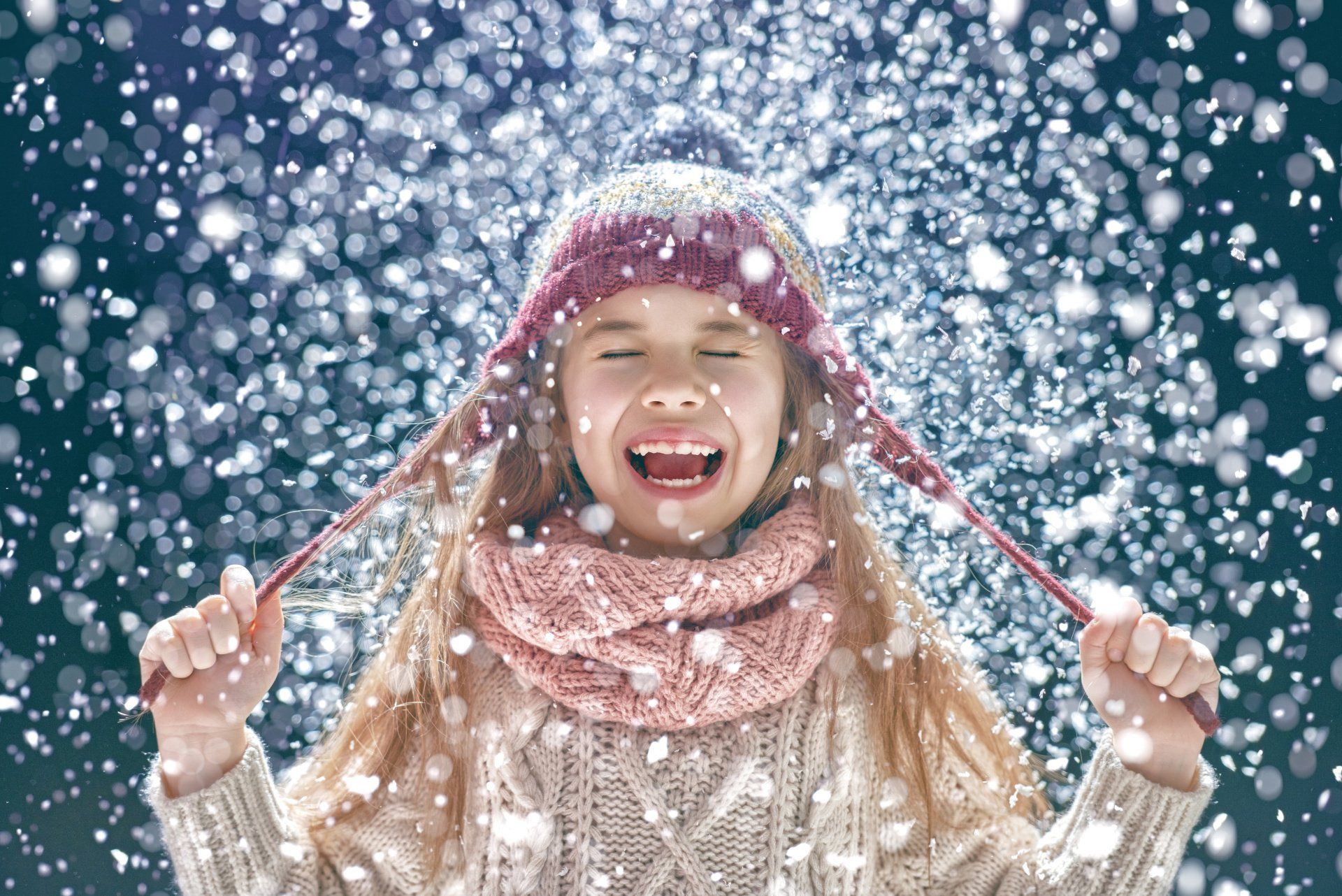 Mädchen mit Mütze im Schnee