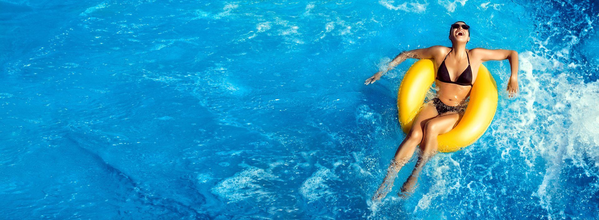 Frau in gelben Reifen im Pool