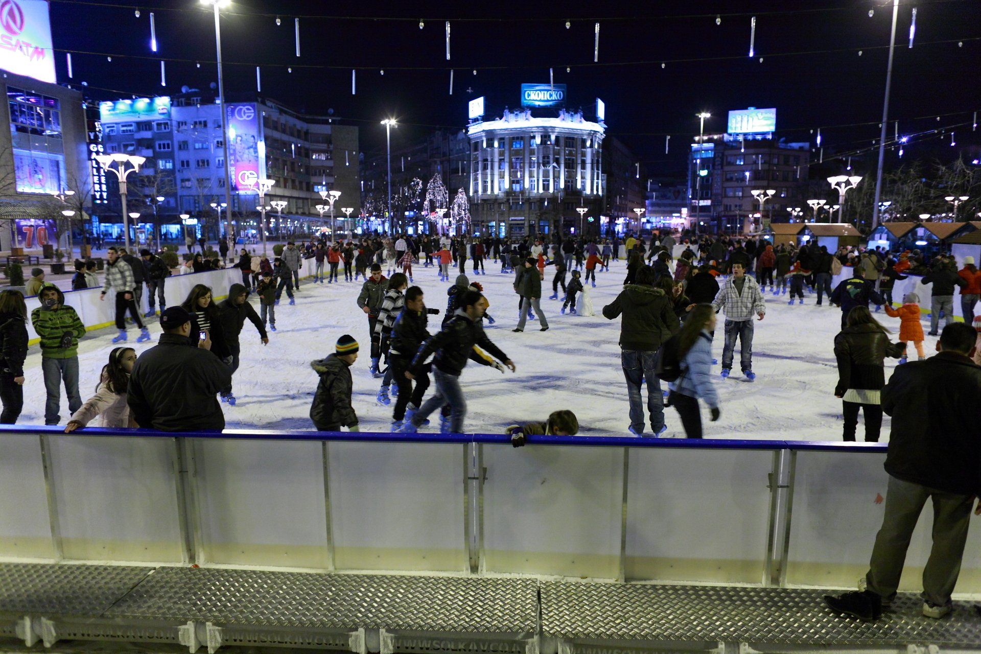 Leute auf Eislaufplatz