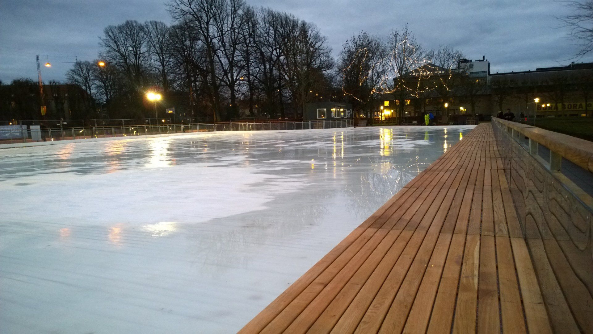 Holzbank bei Eislaufplatz