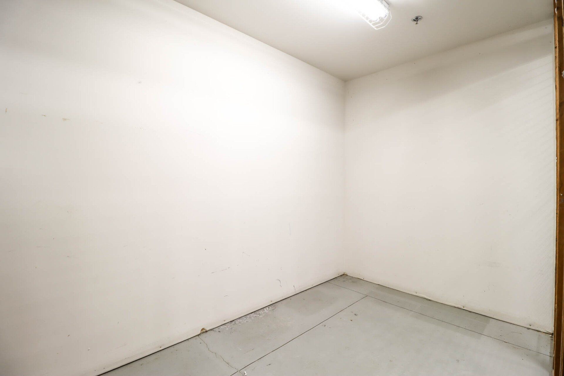 Room With White Wall – New Milford, CT – Chestnut Grove