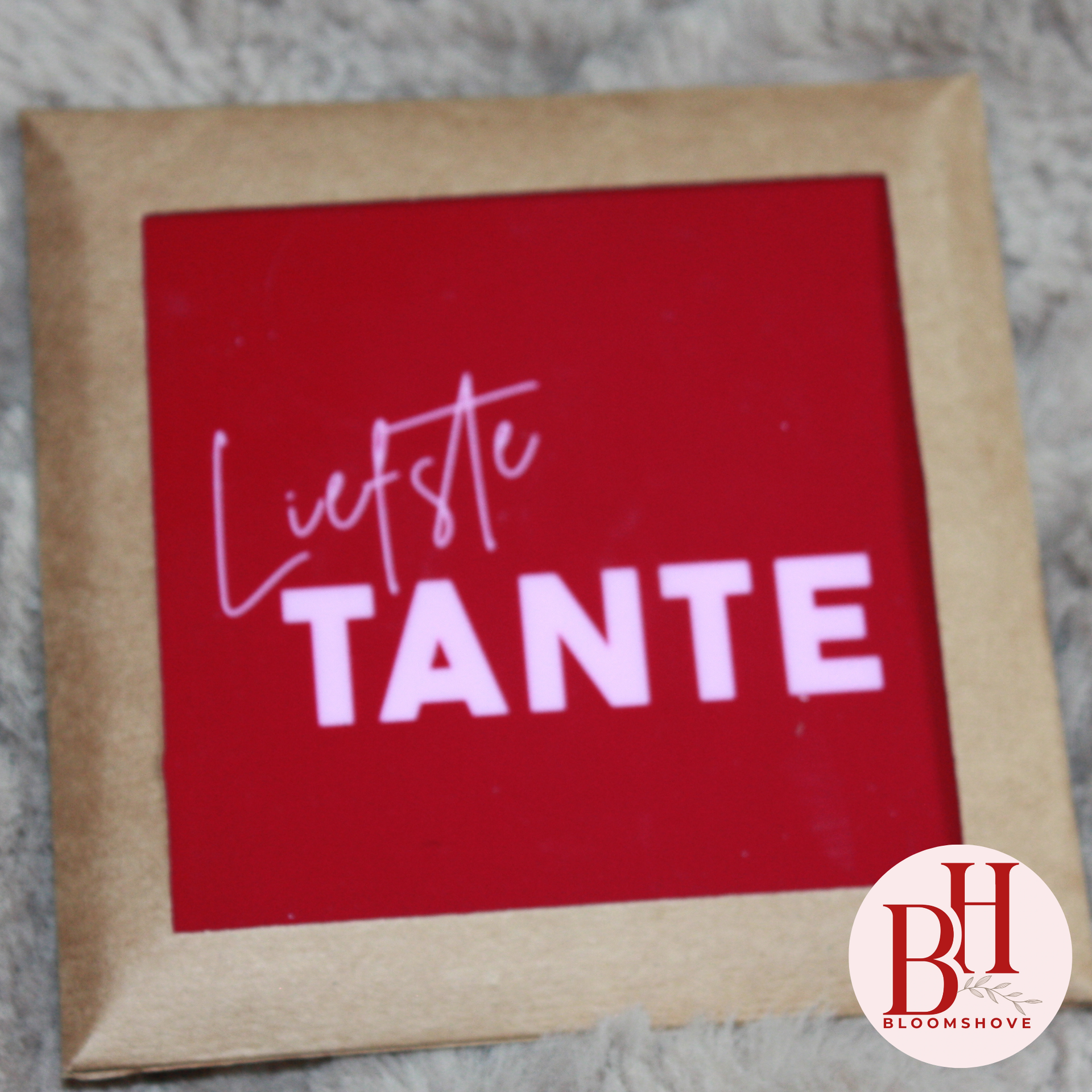 Rood vierkant bord met witte 