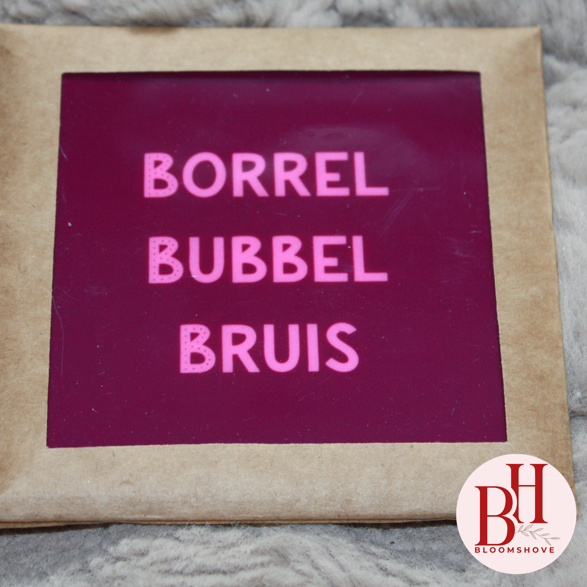 Vierkant bord met roze tekst 