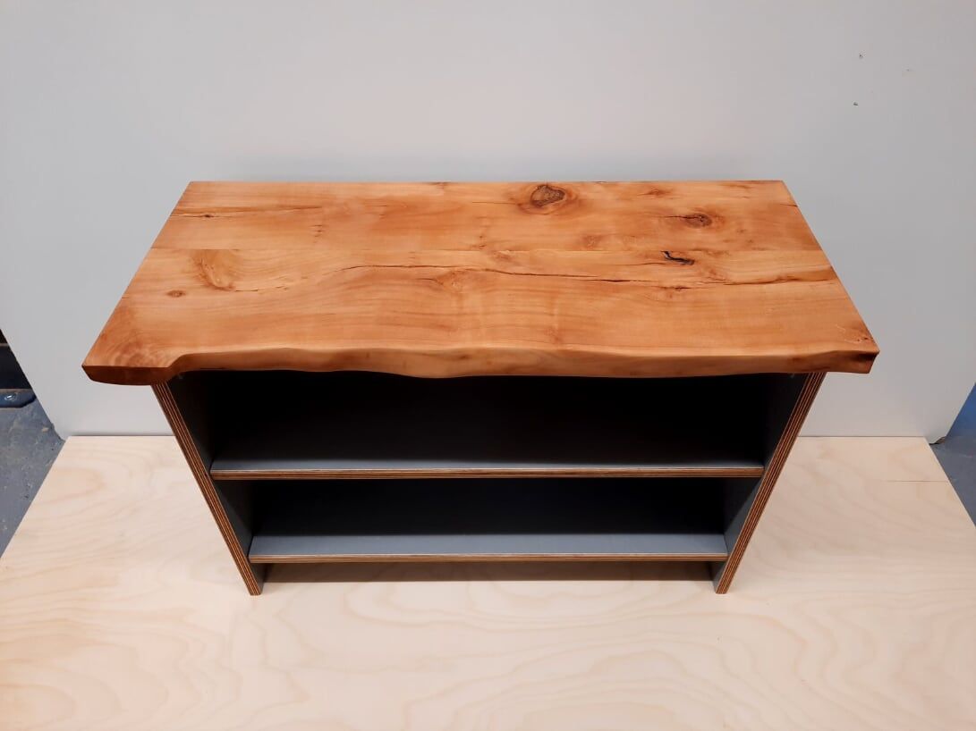 Ein Holzregal mit zwei Böden und einer Holzplatte