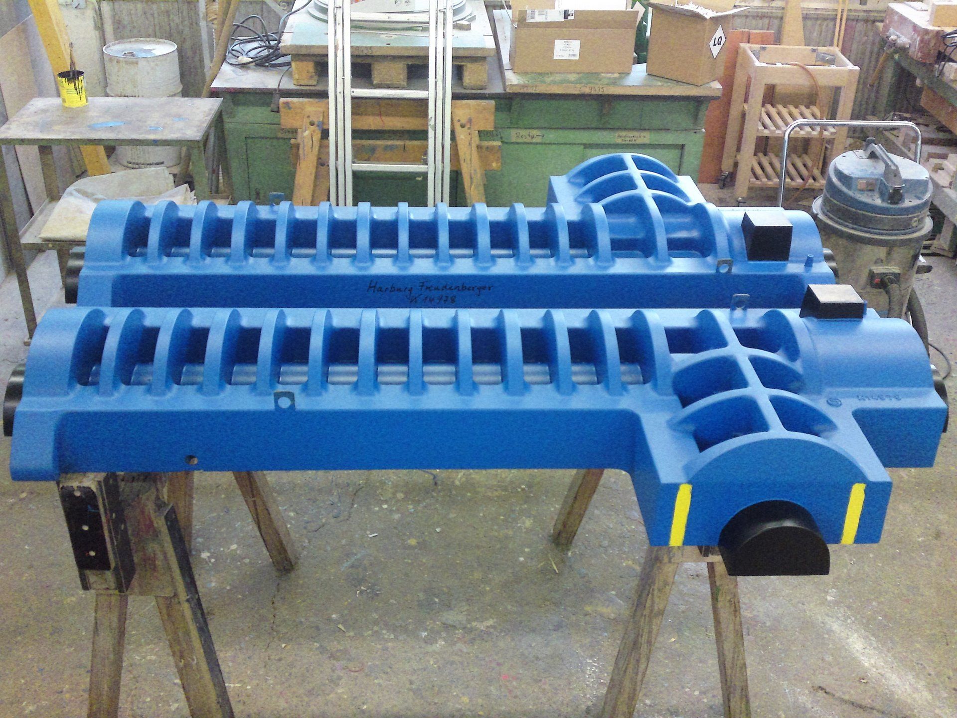 Eine blaue Maschine steht auf einem Holztisch