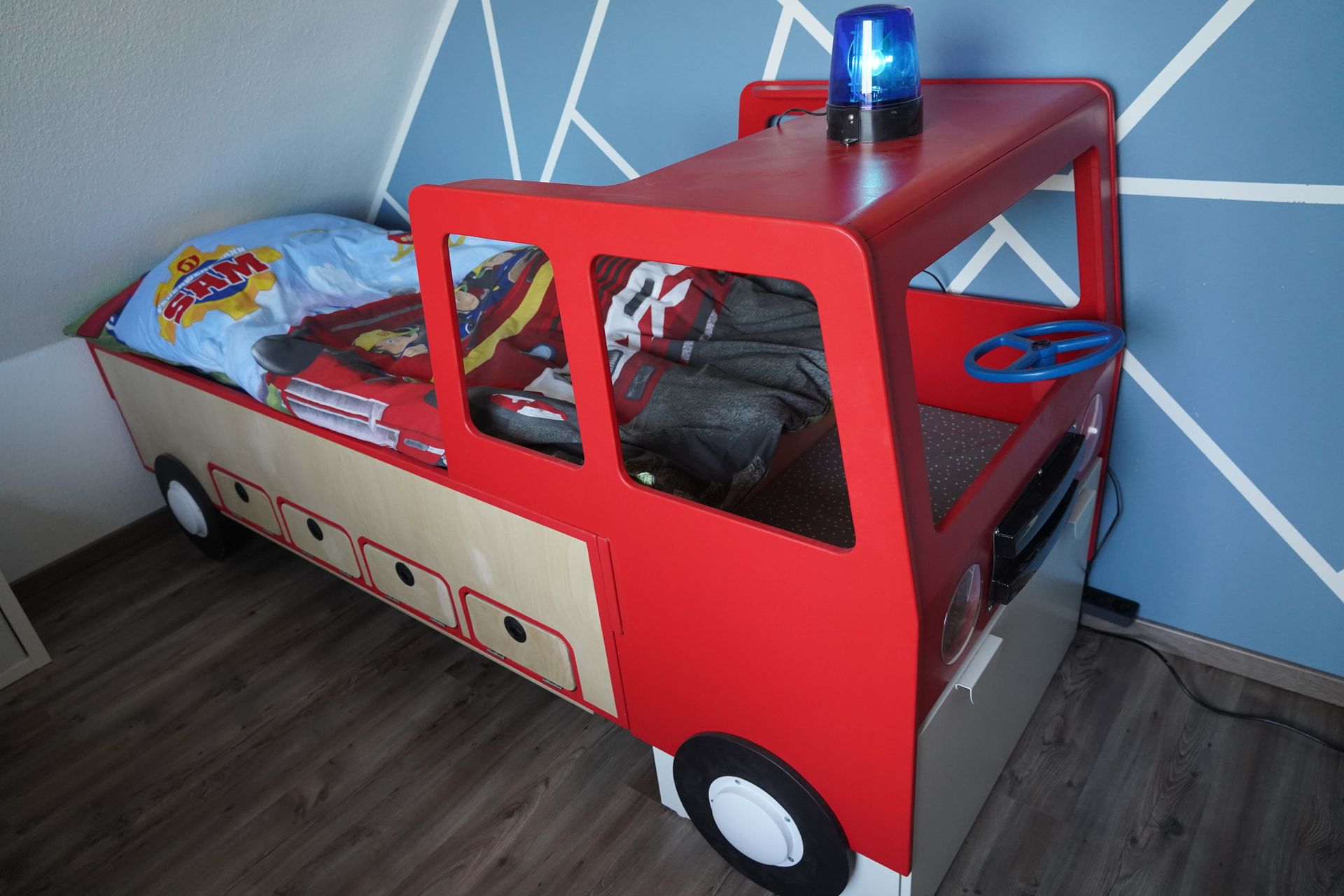 Feuerwehrauto Bett mit Blaulicht