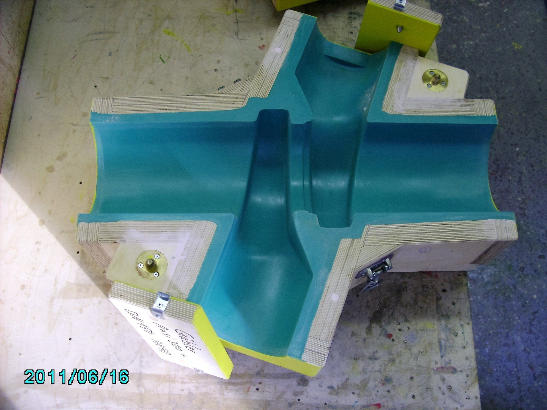 Ein Bild eines blauen und gelben Objekts, aufgenommen im Jahr 2011