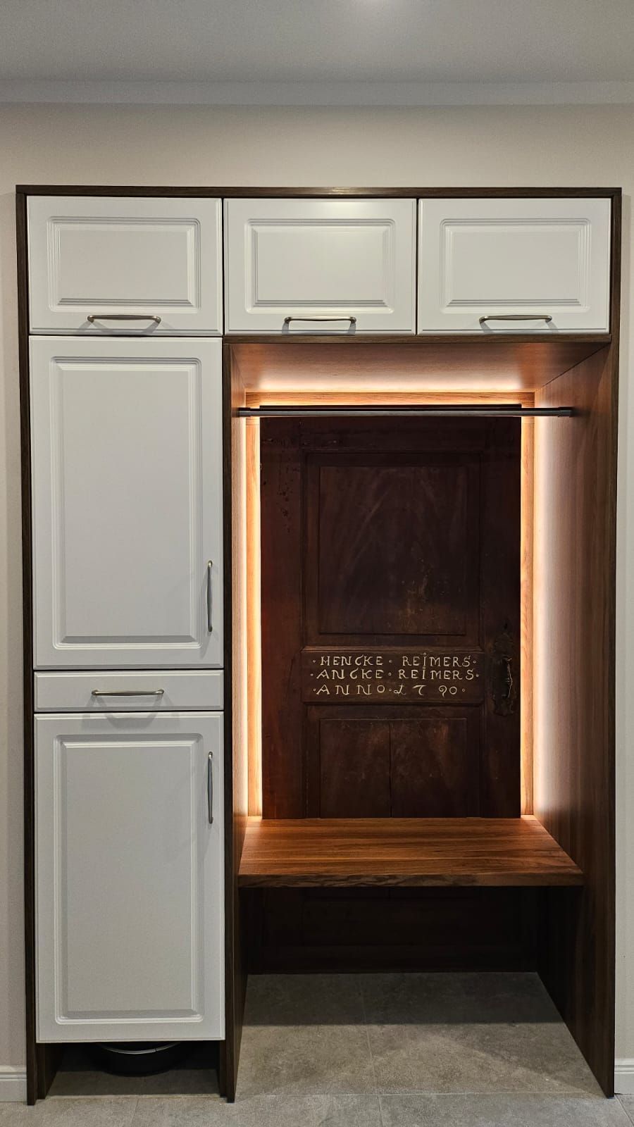 Gaderobe mit alter Tür