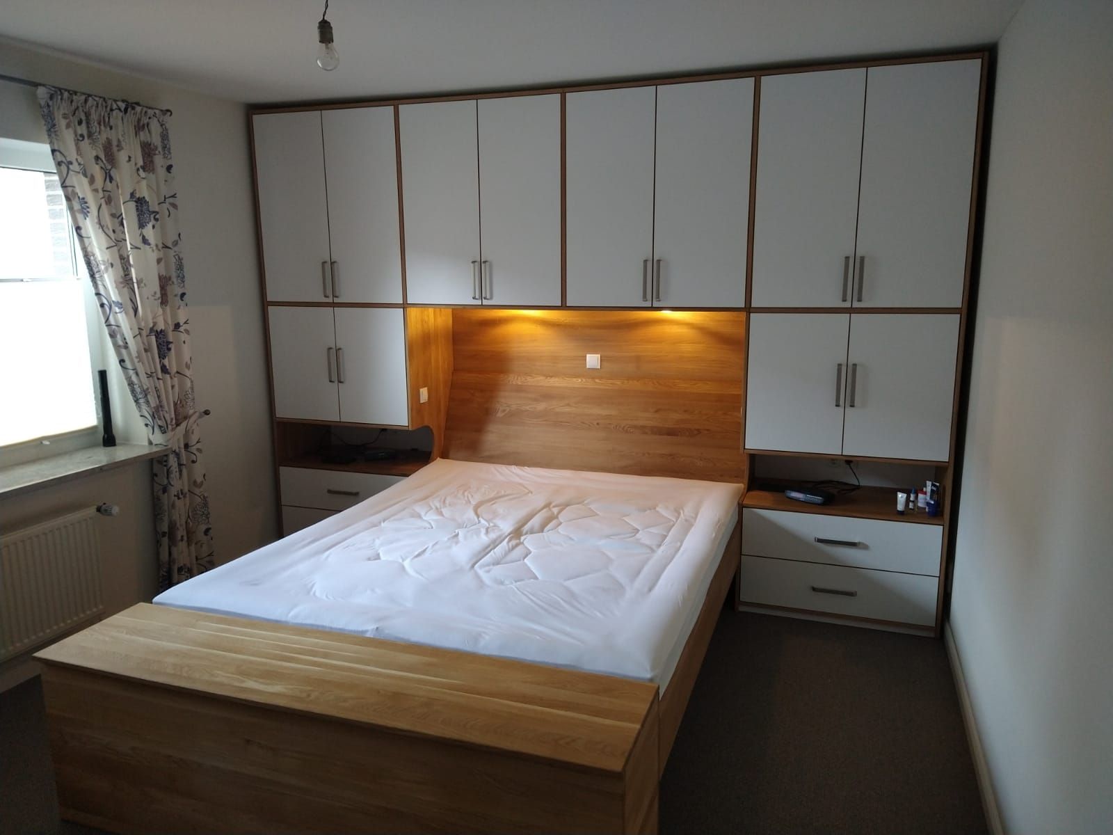 Einbauschrank mit einliegenden Türen und Umrahmung aus massiver Eiche