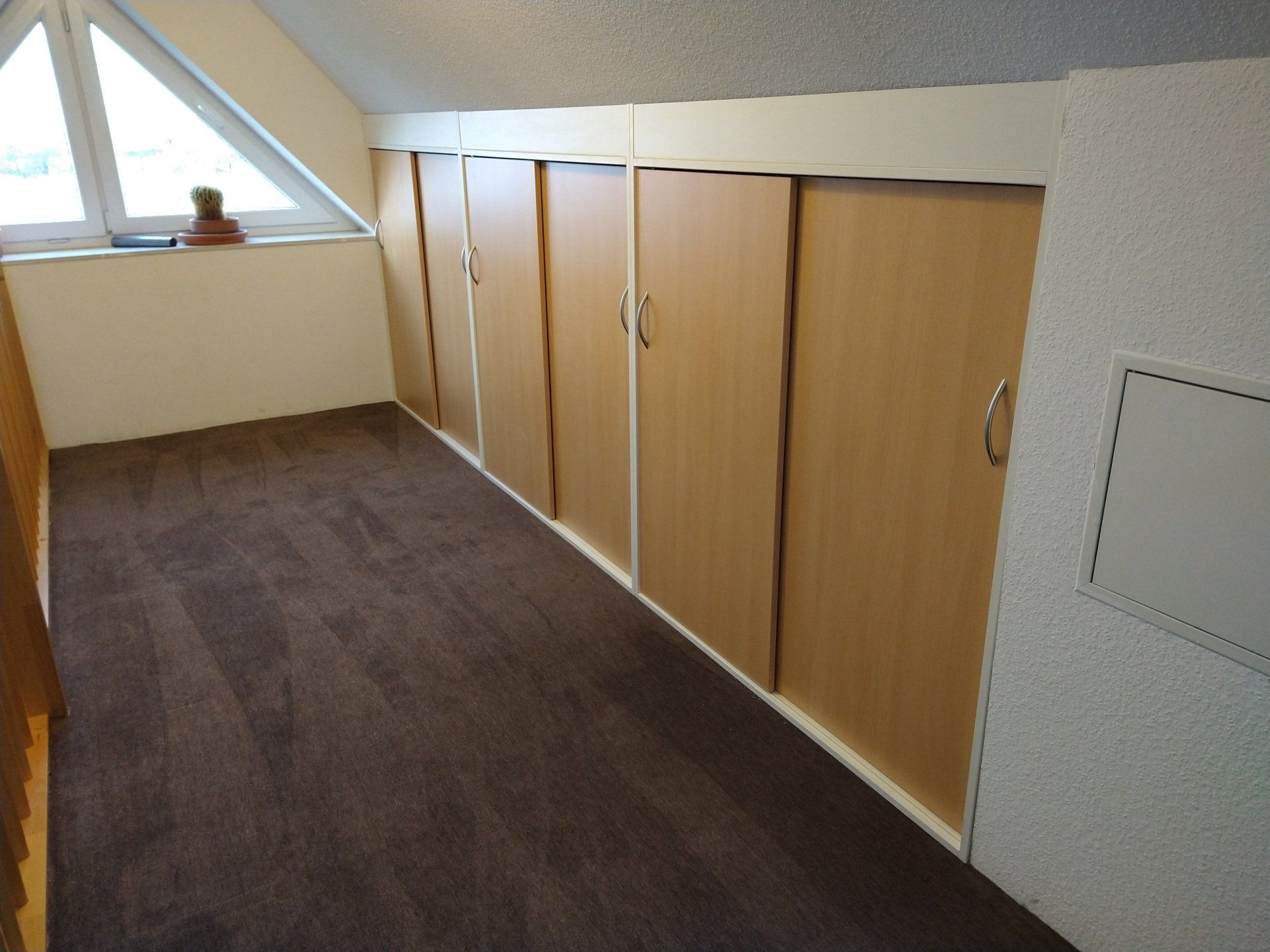 Ein Raum mit vielen Schränken und einem Fenster