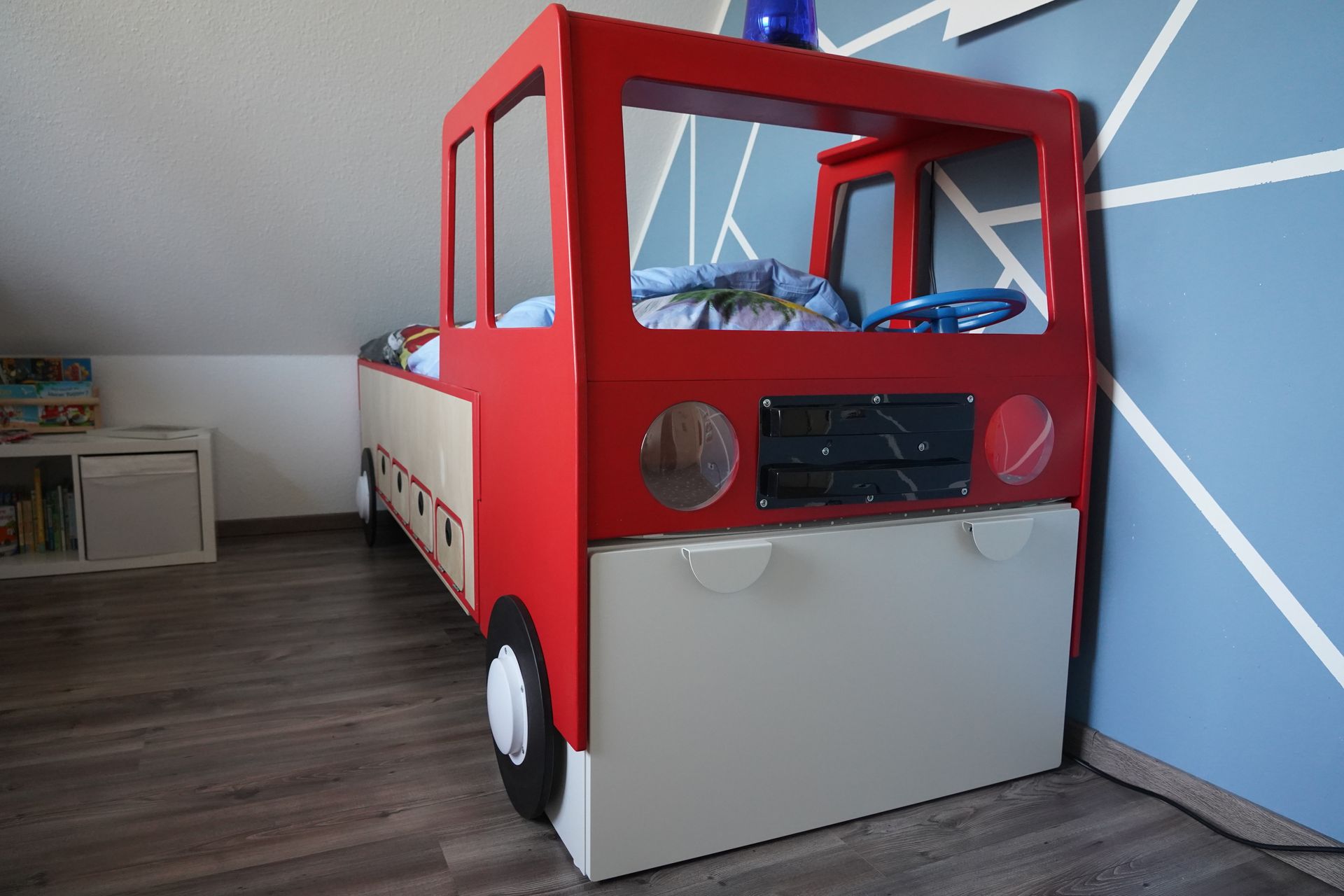 Kommode eingepasst in das Bett