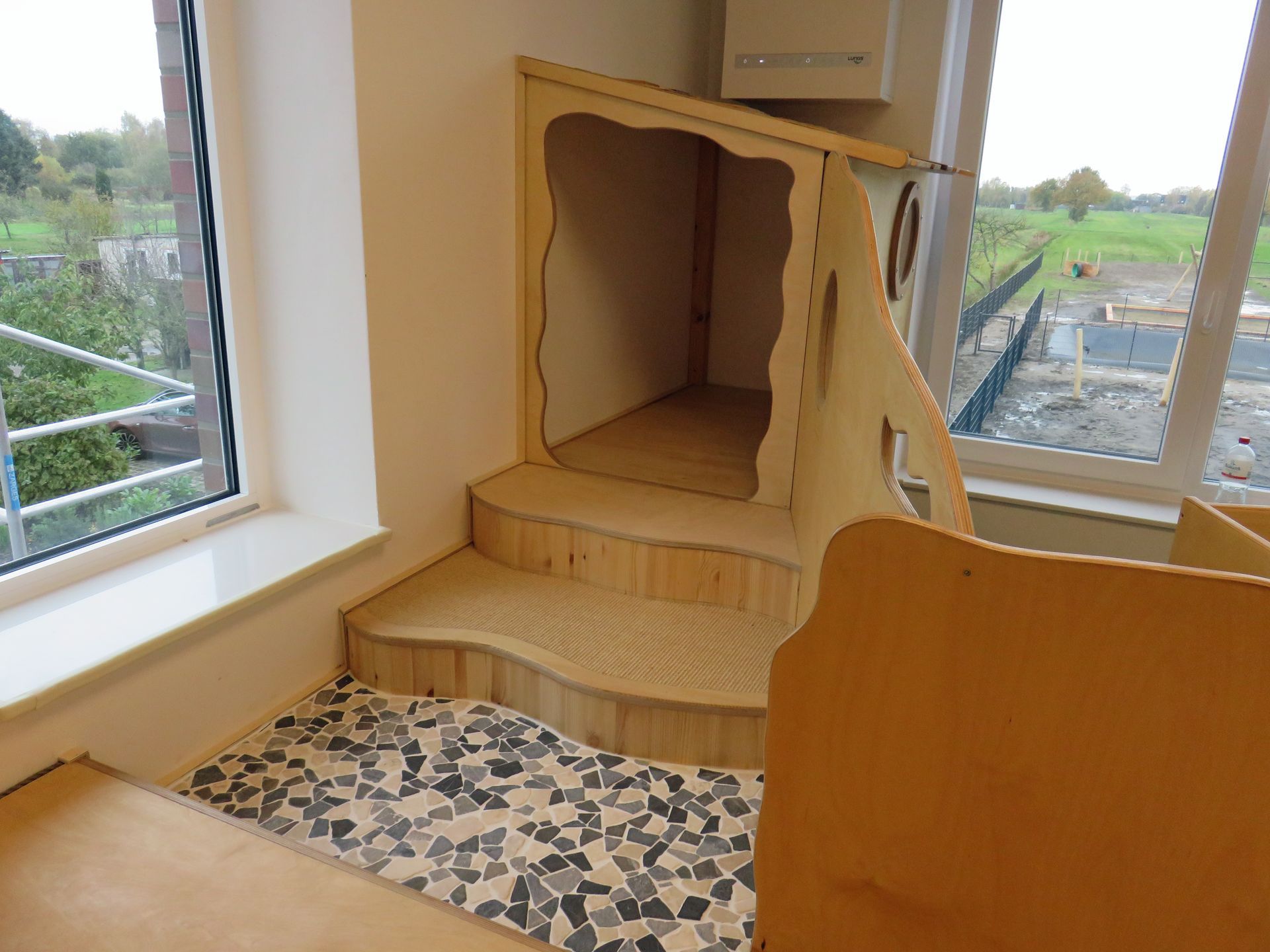 Mosaiklegung vorm Häuschen