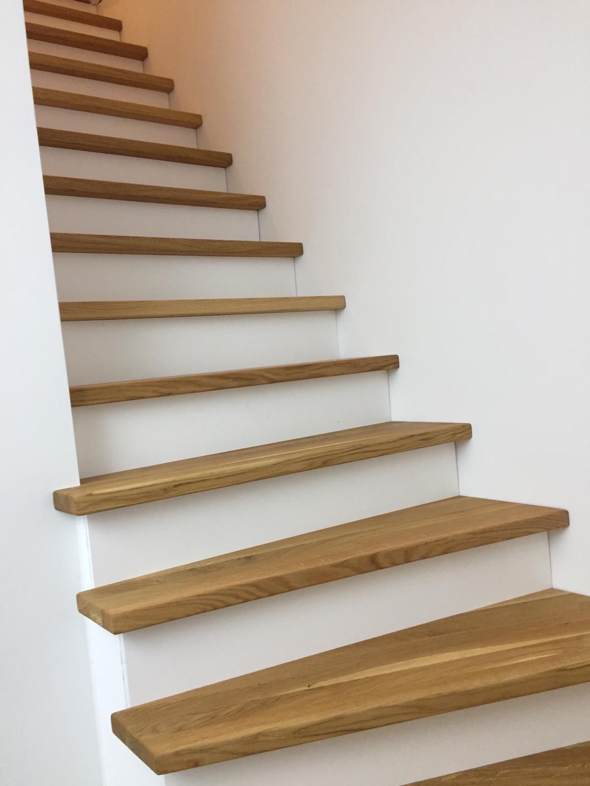 Neubelegte Treppenstufen