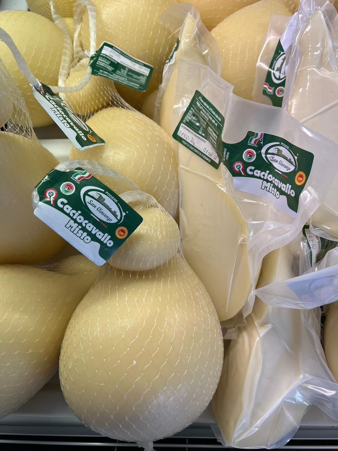 Una cucina con mobili bianchi e una grande isola al centro.