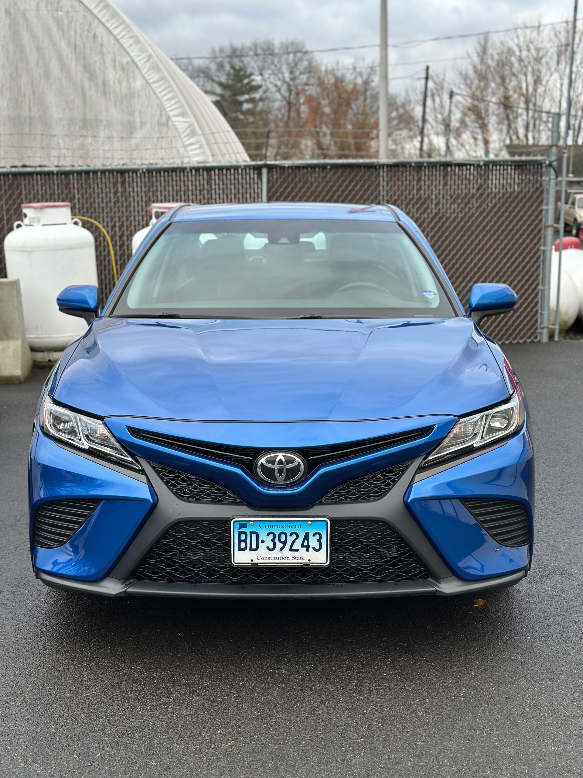 A blue car with a license plate that says ed-39243