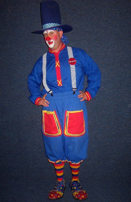 A clown wearing a blue top hat and suspenders