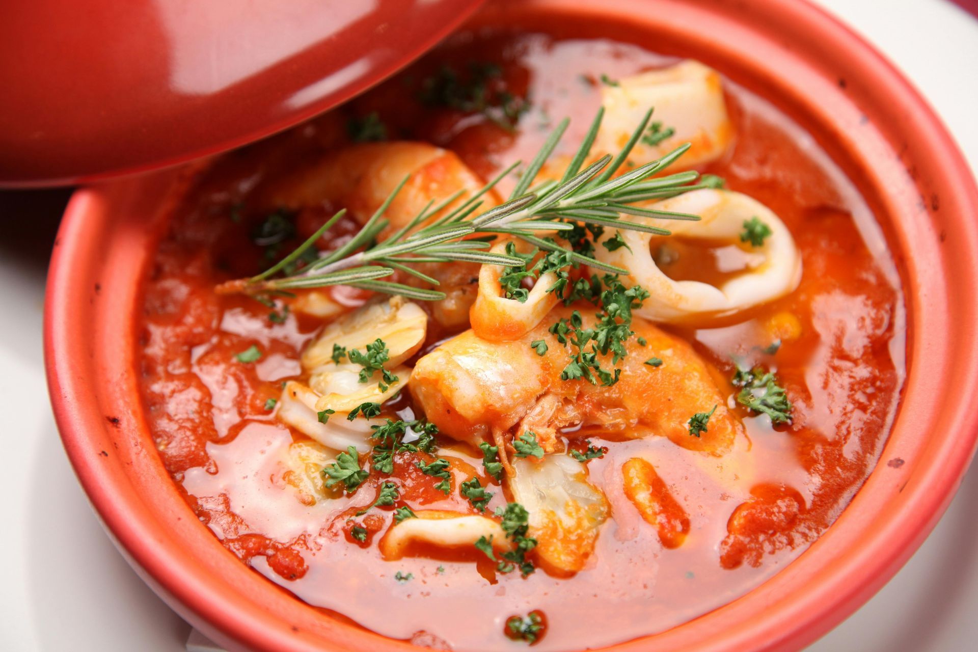 Brodetto di pesce alla vastese servito in ciotola di terracotta, zuppa tipica abruzzese