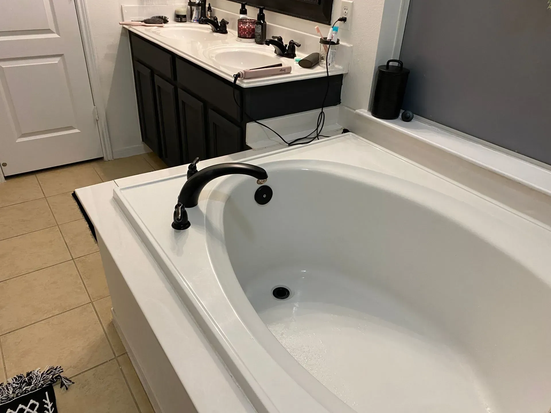 A bathroom with two sinks and a bathtub.