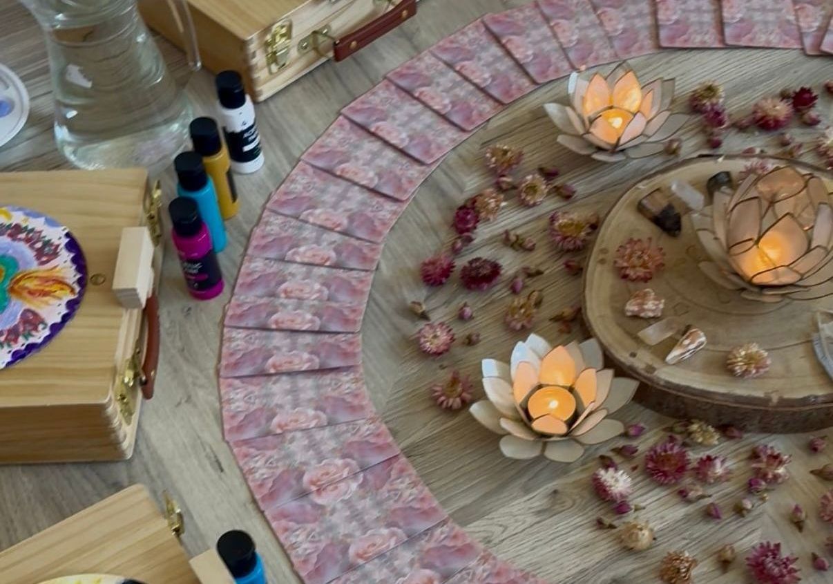 Raw cacao with oraclecards, soundhealing instruments and crystals.