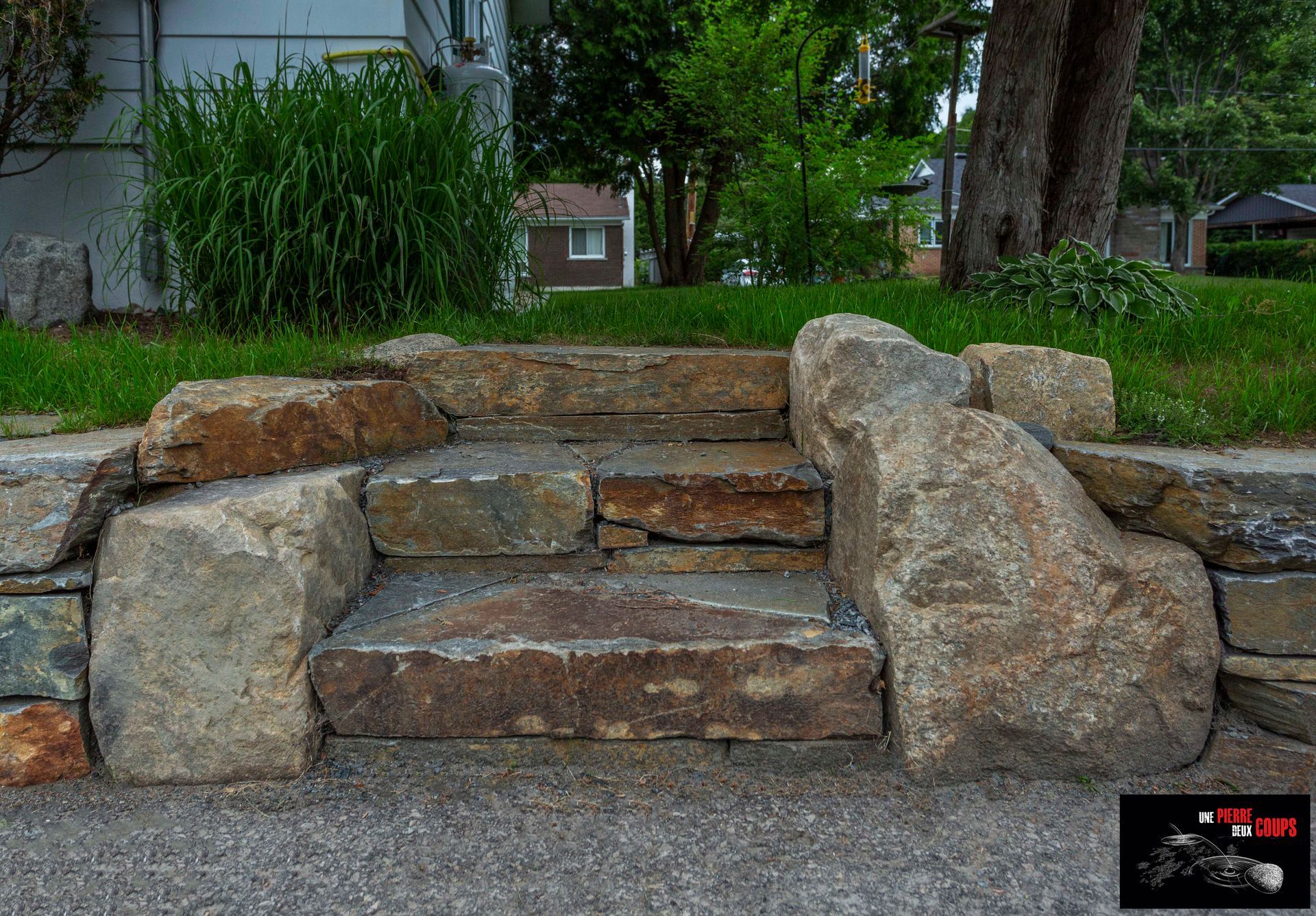 Un escalier en pierre menant à une maison