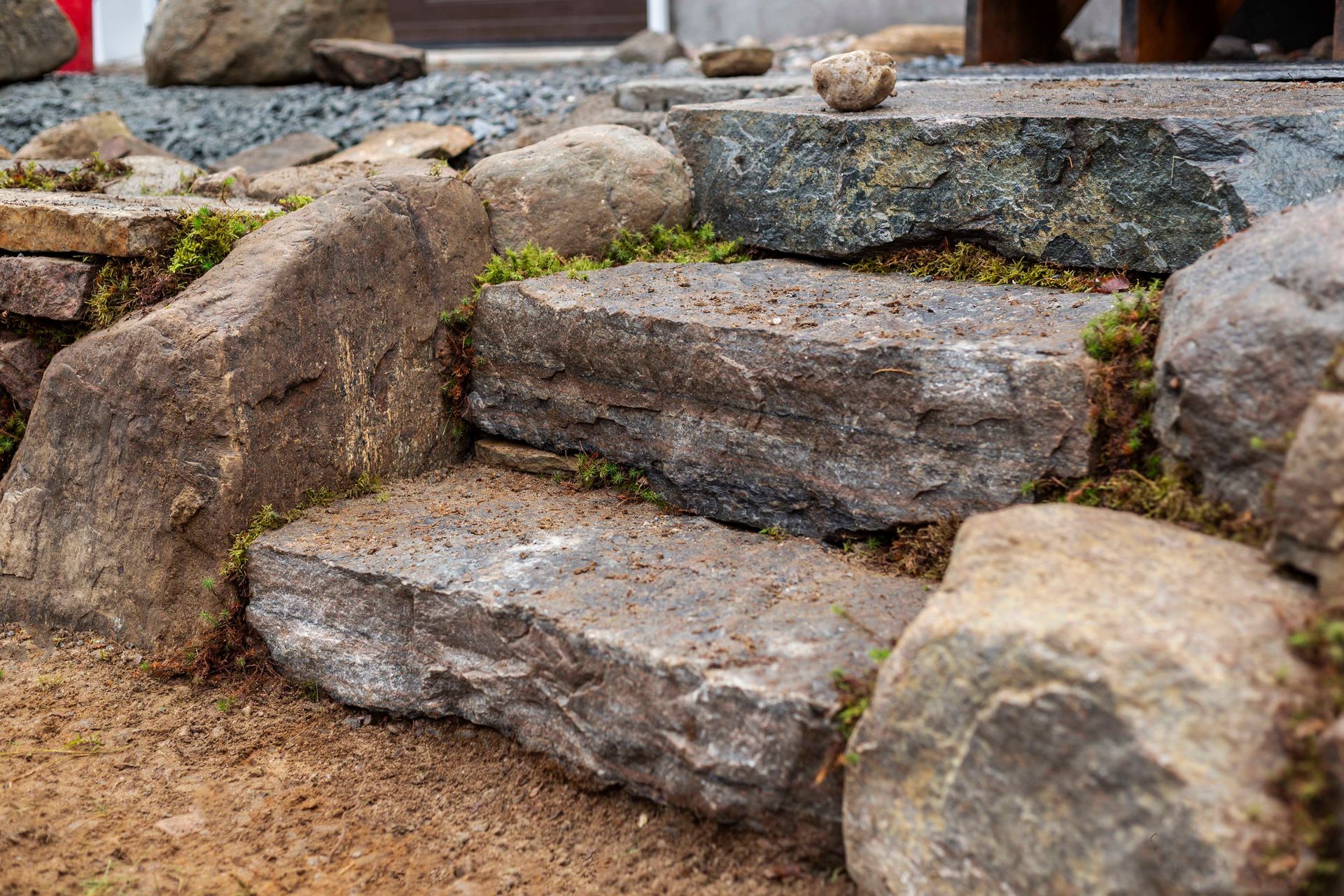 Un ensemble de marches faites de rochers et de mousse.