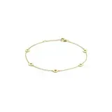 Een gouden armband met parels op een witte achtergrond.