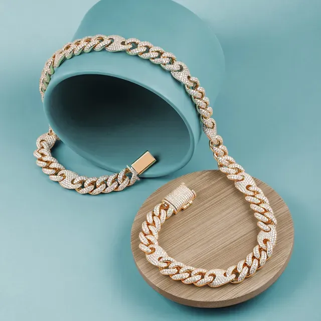 Een ketting en een armband liggen op een houten blok naast een kopje.